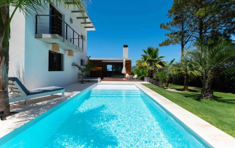 Linda casa de estilo colonial en altos de La Barra